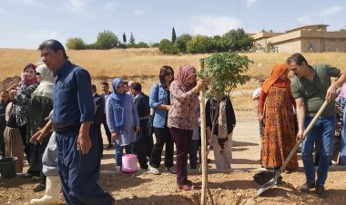 Li Kerkûkê bi çandina daran salvegera YNKê bi bîranîn