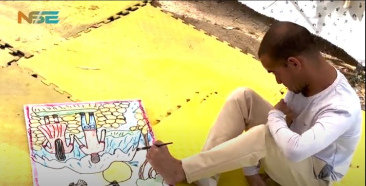 Nîgarkêşekê xelkê Şengalê bi tilîkên xwe wêneyan çêdike