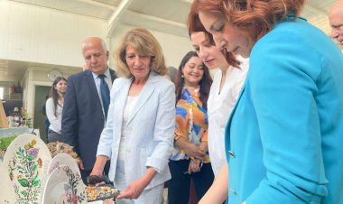 Xanima Yekem a Êraqê serdana kampa penaberên Rojava kir