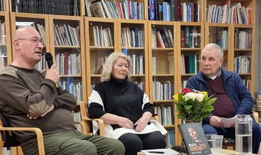  Aslîka Qadir û pirtûka xwe (Welatê Me Kurdistane) li Stokholmê bûn