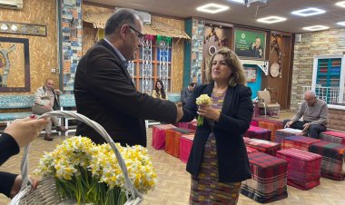 Borda ragihandinê gurze nêrgiz pêşkêş bi xanimên ragihandkar kir