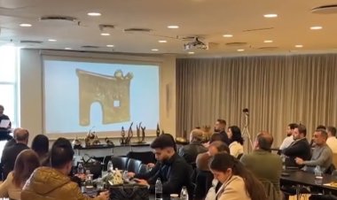 Ragihandkar Îbrahîm Îbrahîm pirtûka xwe îmza kir