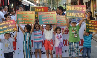 Pesna xwe bi zimanê xwe bide?