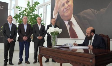 Mîrê Êzdiyan Serdana Mezarê Serok Mam Celal dike