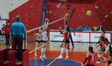 Tîma Voleybolê a Amedê li hemberî Hatayê têk çû