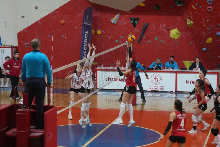 Tîma Voleybolê a Amedê li hemberî Hatayê têk çû