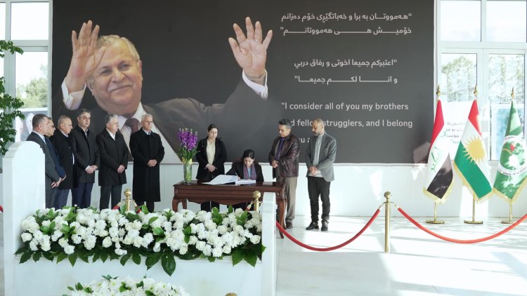 Şanda Rojavayê Kurdistanê serdana mezarê Mam Celal kirin