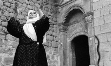 Du Pirtûken pîroz ya Êzdiyan  Kitêba Cilwe û Mishefa Reş hene