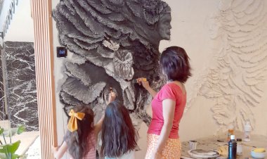  Rûken Ekincî bi tabloyan êşên miletê xwe bi azadî tîne ziman