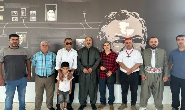 Hunermendê Kurd ê Rojava Serdana mezarê Mam Celal kir