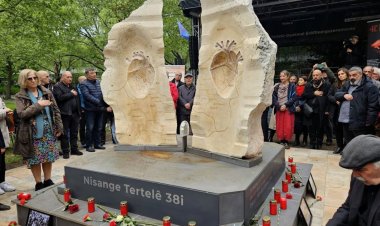 Peykerê komkujiya Dêrsimê li Berlînê bi kevirê bajêr hatiye çêkirin