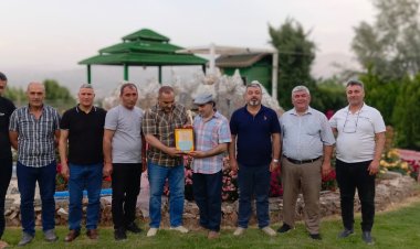 Encumena Penaberan û Rêxistina Hawarê hunermend Omer Şan xelat kir