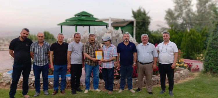 Encumena Penaberan û Rêxistina Hawarê hunermend Omer Şan xelat kir