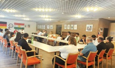 Ahanga xwendin û nirxandina helbestî