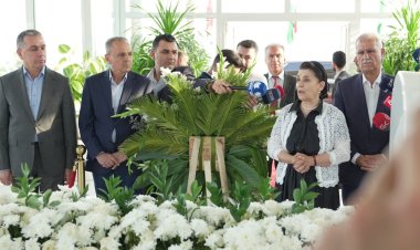 Siyasetmedara Kurd Leyla Zana serdana mezarê Serok Mam Celal kir