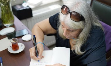 Helbestvan Suphiye Bulut pirtûka xwe îmze kir