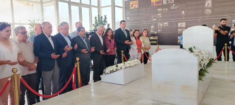 Şandeyeke berpirsên Rojava serdana mezarê Mam Celal kirin