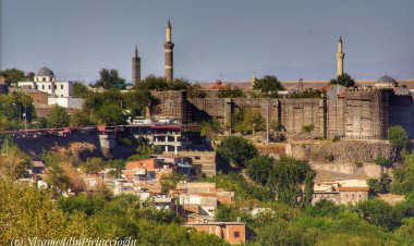 Çend dîmenên şûnwarên dîrokî li Amedê