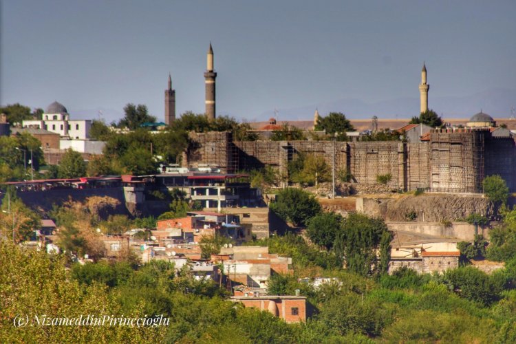 Çend dîmenên şûnwarên dîrokî li Amedê