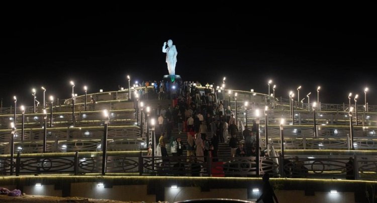 Kerkuk: Perde li ser peykerê Serok Mam Celal hat rakirin