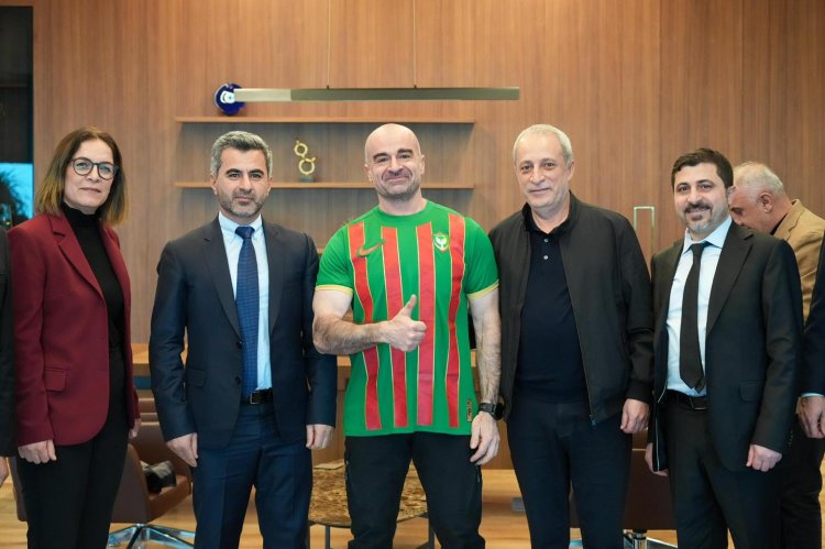 Serokê YNK: Serkeftinên Amed Sporê ji bo gelê kurd şanaziye