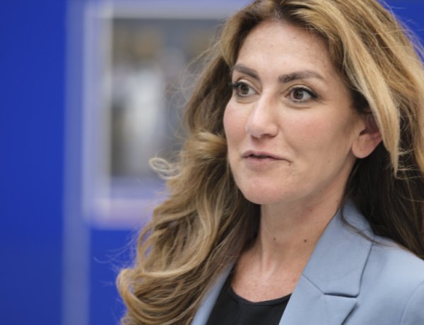 Jinek Kurd Dibe Wezîra Parastinê ya Holandayê